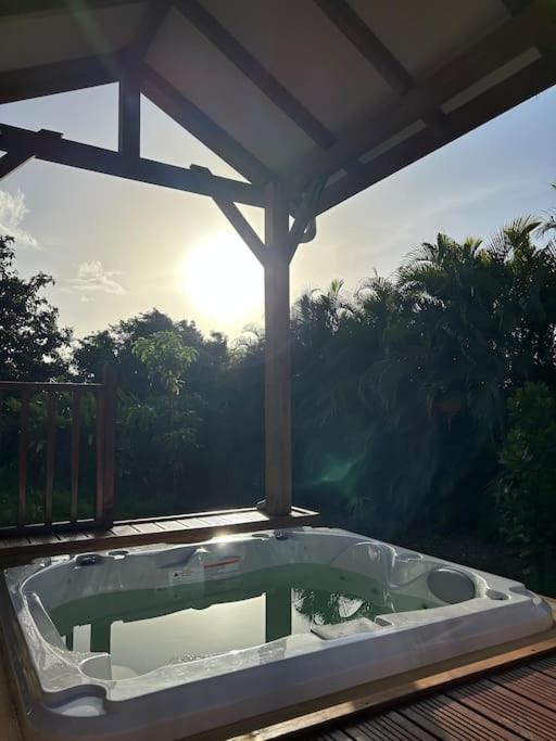 Bungalow Avec Jacuzzi Privatif Βίλα Sainte-Rose Εξωτερικό φωτογραφία