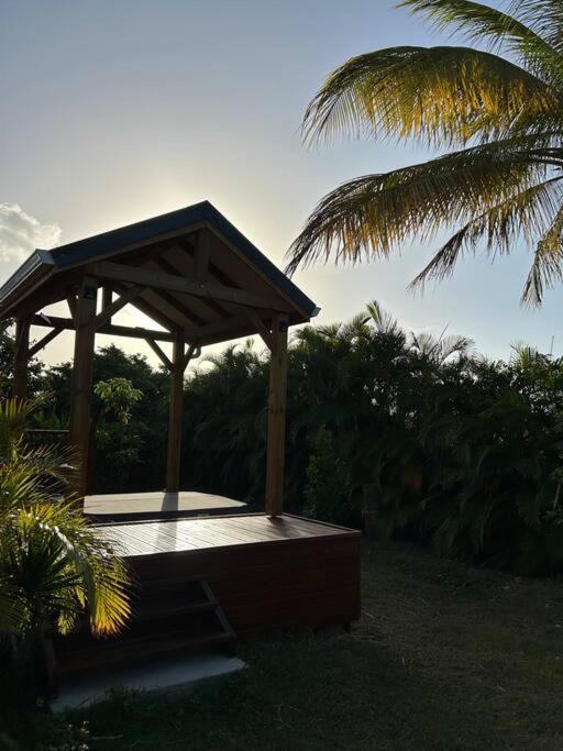 Bungalow Avec Jacuzzi Privatif Βίλα Sainte-Rose Εξωτερικό φωτογραφία