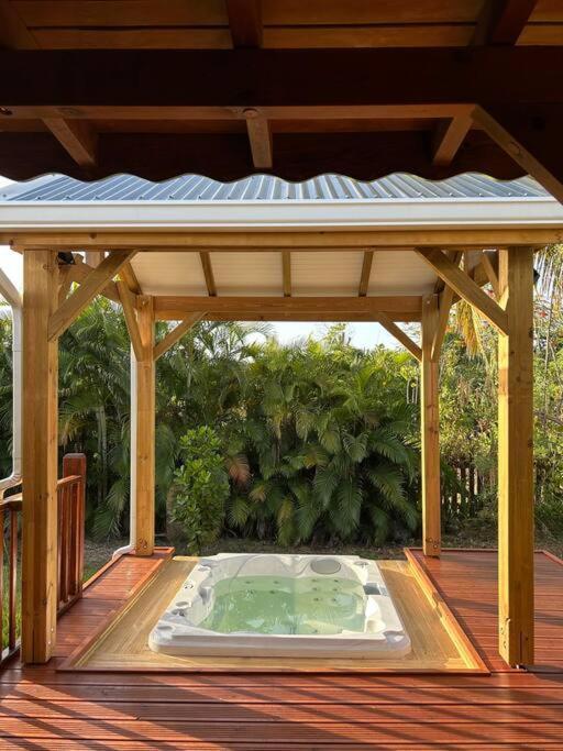 Bungalow Avec Jacuzzi Privatif Βίλα Sainte-Rose Εξωτερικό φωτογραφία